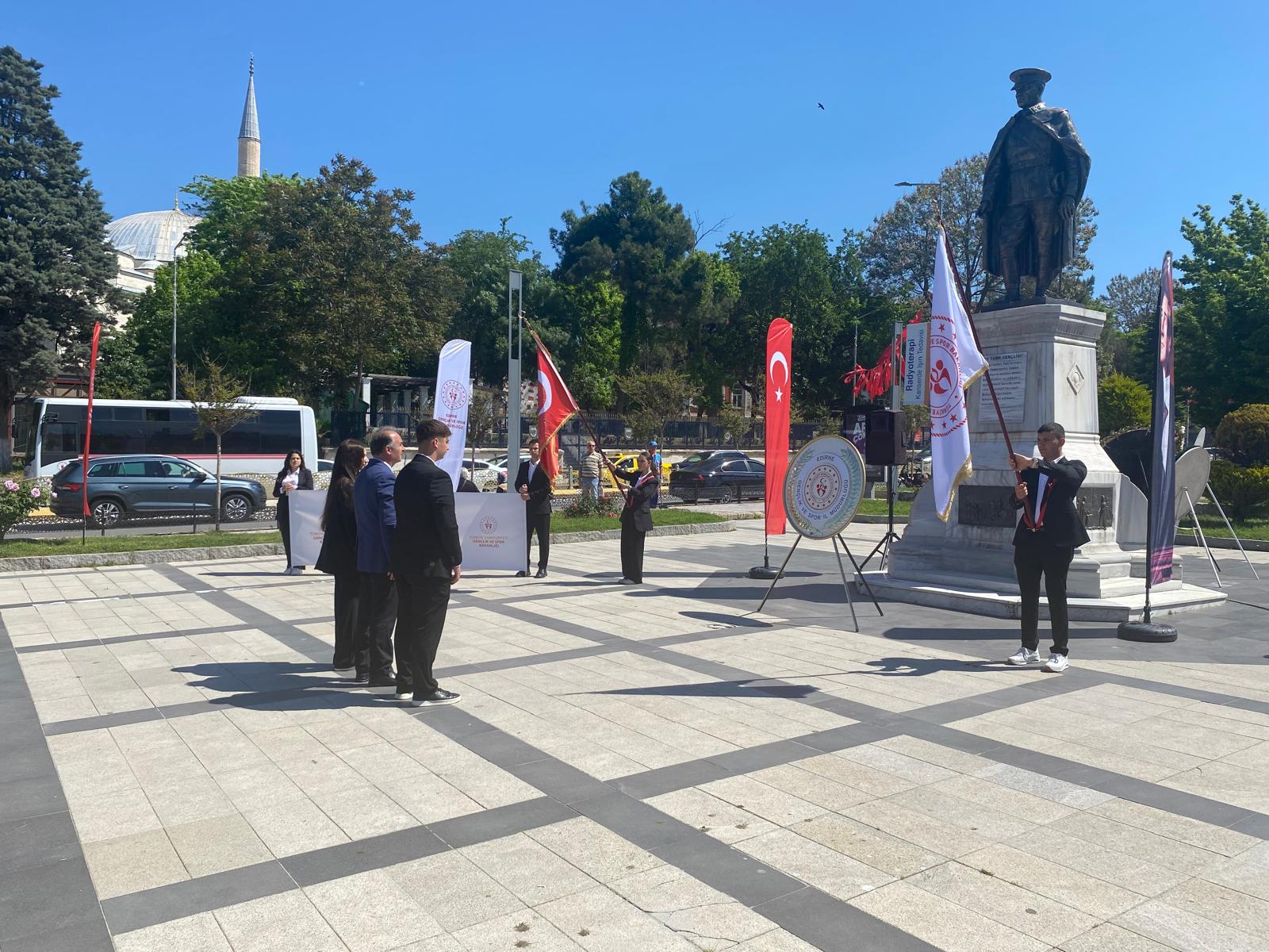 Edirne’de 15-21 Mayıs Gençlik Haftası etkinlikleri, Edirne Gençlik ve Spor İl Müdürlüğü tarafından düzenlenen törenle başladı.